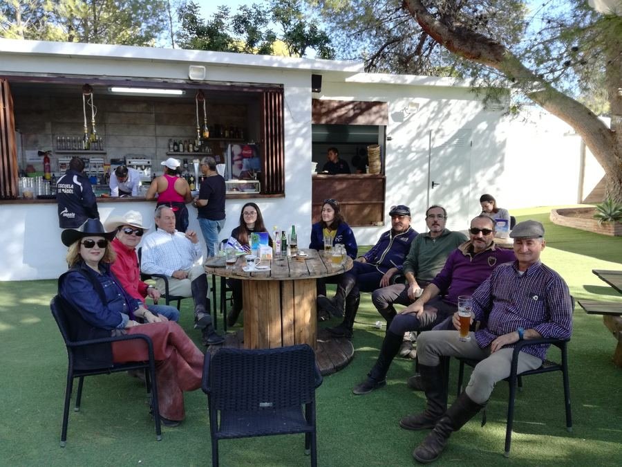 Socios del club en la terraza